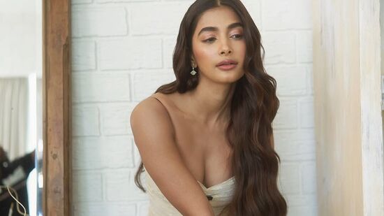 Pooja Hegde Romantic Photos: ఆ మధ్య గుంటూరు కారం నుంచి కూడా తప్పుకుండా. ఇప్పట్లో ఆమె చేతుల్లో మరో తెలుగు మూవీ లేదు. Pooja Hegde Romantic Photos: ఆ మధ్య గుంటూరు కారం నుంచి కూడా తప్పుకుండా. ఇప్పట్లో ఆమె చేతుల్లో మరో తెలుగు మూవీ లేదు.