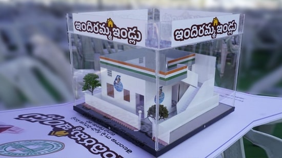 &nbsp;ఇందిరమ్మ ఇండ్ల పథకానికి సంబంధించి సందేహాలు నివృత్తి చేయడం, &nbsp;ఫిర్యాదుల స్వీకరణ కోసం &nbsp;040-29390057 టోల్ &nbsp;ఫ్రీ నెంబర్ ను ప్రభుత్వం అందుబాటులోకి తీసుకువచ్చింది. ఈ నెంబర్ కు కాల్ చేసి వివరాలు తెలుపొచ్చు. https://indirammaindlu.telangana.gov.in/ వెబ్ సైట్ ద్వారా ఫిర్యాదులను కూడా స్వీకరిస్తారు.&nbsp;