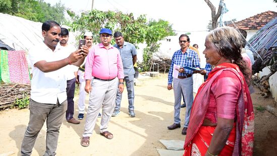 ఇందిరమ్మ ఇళ్ల స్కీమ్మ లో ఎలాంటి అవినీతి, అక్రమాలకు తావు లేకుండా టెక్నాలజీని వాడుకోవాలని పొంగులేటి దిశానిర్దేశం చేశారు. యాప్‌ సర్వే వివరాలను క్షణ్ణంగా పరిశీలించాలని… &nbsp;క్లౌడ్‌ ఆధారిత ఏఐ టెక్నాలజీతో సరిపోలుస్తూ లబ్ధిదారులను గుర్తించాలన్నారు.