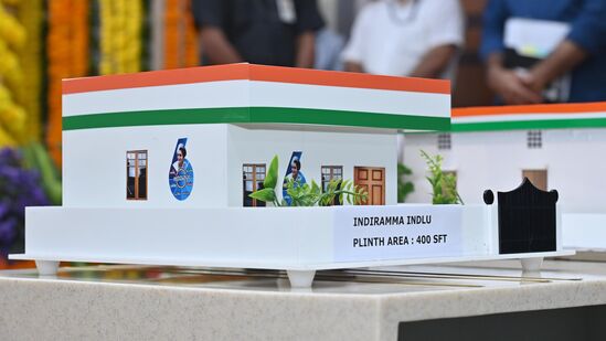 లబ్ధిదారుల జాబితా తయారీలో ఇందిరమ్మ ఇంటి కమిటీలు కీలకంగా ఉండనున్నాయి. వీరి సహాయంతో క్షేత్రస్థాయిలో మరోసారి పరిశీలన చేసి లిస్ట్ ఫైనల్ చేస్తారు.&nbsp;