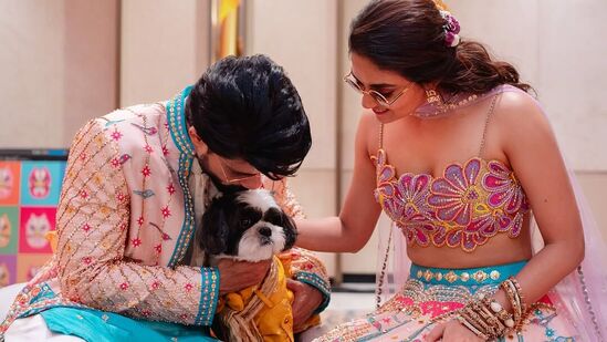 Keerthy Suresh Photos: తమ పెంపుడు కుక్కతో కీర్తి, ఆంటోనీ