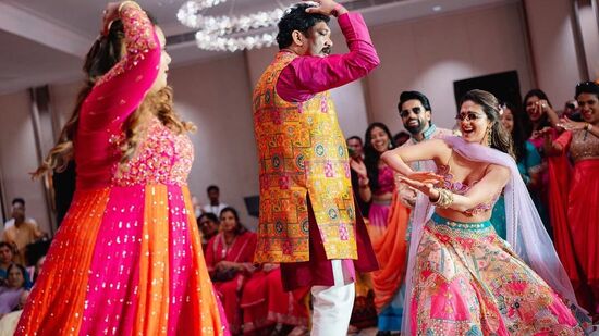 Keerthy Suresh Photos: తన సంగీత్ వేడుకలో కీర్తిలోని మాస్ యాంగిల్ ఇది