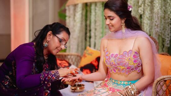 Keerthy Suresh Photos: మెహెందీ వేడుకల్లో కీర్తి సురేష్ ఇలా..