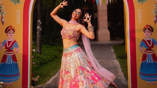 Keerthy Suresh Photos: మెహెందీ సందర్భంగా కీర్తి సురేష్ సంబురం