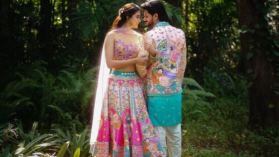 Keerthy Suresh Photos: భర్త ఆంటోనీ తాటిల్ తో ఇలా రొమాంటిక్ ఫొటోలకు కూడా పోజులిచ్చింది.