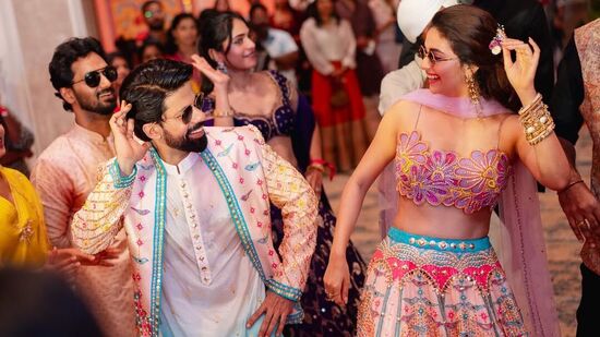 Keerthy Suresh Photos: ఈ ఫొటోల్లో కీర్తి మెహెందీ, సంగీత్ వేడుకలు చూడొచ్చు. ఆమె ఫుల్ మస్తీ, మజా మూడ్ లో కనిపించింది.