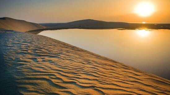 ఖతార్ : ఖతార్లో ఒక్క నది కూడా లేదు. దాదాపు 99 శాతం తాగునీరు డీశాలినేషన్ ప్లాంట్ల ద్వారా సరఫరా అవుతుంది. ఇక్కడ తలసరి నీటి వినియోగం చాలా ఎక్కువగా ఉందని తెలిస్తే మీరు ఆశ్చర్యపోతారు. ఖతార్ : ఖతార్లో ఒక్క నది కూడా లేదు. దాదాపు 99 శాతం తాగునీరు డీశాలినేషన్ ప్లాంట్ల ద్వారా సరఫరా అవుతుంది. ఇక్కడ తలసరి నీటి వినియోగం చాలా ఎక్కువగా ఉందని తెలిస్తే మీరు ఆశ్చర్యపోతారు.