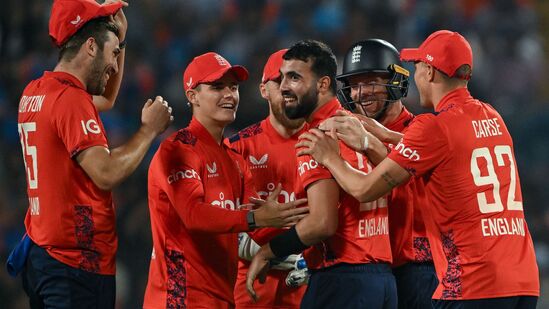 Ind vs Eng 4th T20: అంతకుముందు ఓపెనర్ అభిషేక్ శర్మ 19 బంతుల్లో 29 రన్స్ చేశాడు. అయితే మరో ఓపెనర్ సంజూ శాంసన్ (1), తిలక్ వర్మ (0), సూర్యకుమార్ యాదవ్ (0) దారుణంగా విఫలమయ్యారు. చివర్లో హార్దిక్, శివమ్ దూబె చెలరేగడంతో ఆమాత్రం స్కోరైనా సాధించగలిగింది.
