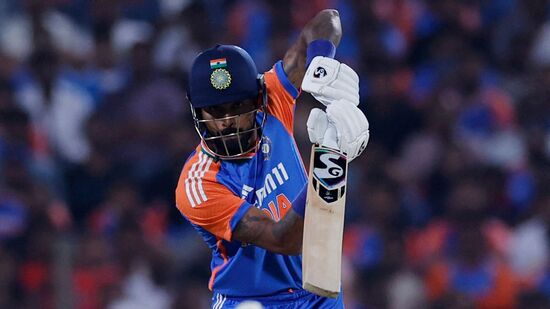 Ind vs Eng 4th T20: హార్దిక్ పాండ్యా ఆకాశమే హద్దుగా చెలరేగాడు. అతడు కేవలం 27 బంతుల్లోనే హాఫ్ సెంచరీ చేశాడు. చివరికి 30 బంతుల్లోనే 4 సిక్స్ లు, 4 ఫోర్లతో 53 రన్స్ చేసి 18వ ఓవర్ చివరి బంతికి ఔటయ్యాడు.