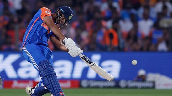 Ind vs Eng 4th T20: శివమ్ దూబె కూడా చెలరేగాడు. అతడు 34 బంతుల్లో 7 ఫోర్లు, 2 సిక్స్ లతో 53 రన్స్ చేశాడు. ఇన్నింగ్స్ చివరి బంతికి అతడు రనౌటయ్యాడు.