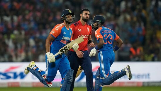 <p>Ind vs Eng 4th T20: ఇంగ్లండ్ తో జరుగుతున్న నాలుగో టీ20లో టీమిండియా 20 ఓవర్లలో 9 వికెట్లకు 181 రన్స్ చేసింది. హార్దిక్ పాండ్యా, శివమ్ దూబె ఆరో వికెట్ కు 87 రన్స్ జోడించడంతో ఈమాత్రం స్కోరైనా చేసింది.</p>