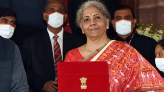 2021 బడ్జెట్ సమర్పణ సమయంలో ఆర్థిక మంత్రి ఎరుపు, తెలుపు డిజైన్ తో, బోర్డర్ వద్ద తేలికపాటి ఆకుపచ్చ యాక్సెంట్స్ ఉన్న చీరను ధరించారు.