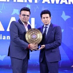 <p>లెజెండ‌రీ క్రికెట‌ర్ స‌చిన్ టెండూల్క‌ర్‌ను లైఫ్ టైమ్ అఛీవ్‌మెంట్ అవార్డుతో బీసీసీఐ స‌త్క‌రించింది. సీకే నాయుడు అవార్డును స‌చిన్ అందుకున్నాడు.&nbsp;</p>