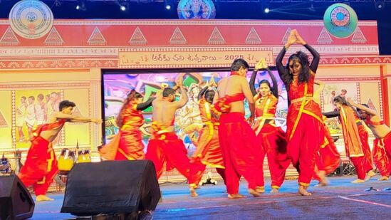 అరకు మారథాన్, పద్మాపురం గార్డెన్‌లో ఫ్లవర్ షో, గిరిజన వంటకాల ఫుడ్ కోర్టు, గిరిజన ఉత్పత్తులతో స్టాల్స్ ఏర్పాటు చేశారు.‌