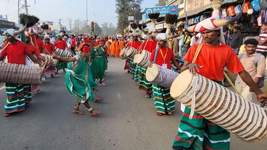 అరకులోయ చలి జాతర వైభవంగా ప్రారంభం అయింది. 10 రాష్ట్రాలకు చెందిన గిరిజన కళాకారుల నృత్యాలు, సాంప్రదాయ డప్పు వాయిద్యాలతో ఆకట్టుకున్నారు.