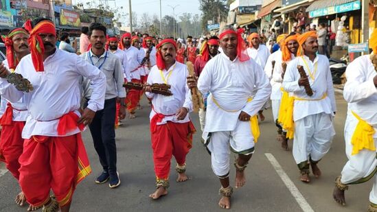 పది రాష్ట్రాలకు చెందిన గిరిజన కళాకారుల నృత్యాలు, సంప్రదాయ డప్పు వాయిద్యాలు ప్రత్యేక ఆకర్షణగా నిలిచాయి. ఫిబ్రవరి 2వ తేదీన సాయంత్రం 6 గంటలకు చలి జాతర ముగియనుంది. ‌