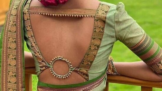 బ్యాక్‌లెస్ బ్లౌజ్ డిజైన్లను ఇష్టపడేవారికి ఇది చాలా బాగా సెట్ అవుతుంది. ఇది మీ లుక్ ను రిచ్‌గా, అట్రాక్టివ్‌గా మార్చుతుంది.