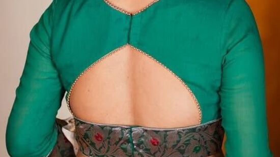 వీపు కాస్త విశాలంగా ఉన్నవారికి ఈ ఎలిగెంట్ బ్యాక్‌లెస్ డిజైన్ పర్ఫెక్ట్‌గా ఉంటుంది.