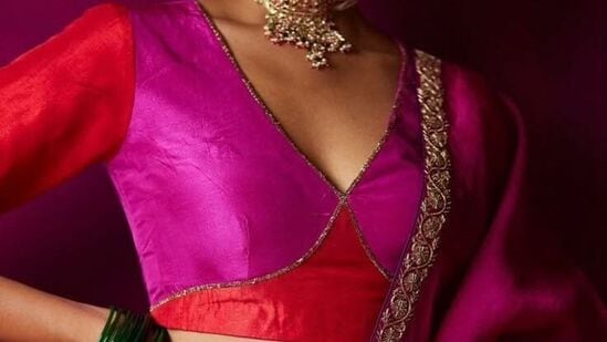 సింపుల్ ప్లెయిన్ సారీకి ఈ డబుల్ కలర్ బ్లౌజ్ డిజైన్ బాగా సూట్ అవుతుంది. గ్రాండ్ లుక్ ఇస్తుంది.