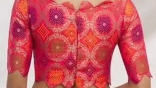 ప్లెయిన్ సిల్క్ సారీలకు ఈ బోట్ నెక్‌లైన్ కట్స్ డిజైన్ బాగుంటుంది. ఇది చీరకే అందాన్ని తీసుకొస్తుంది.