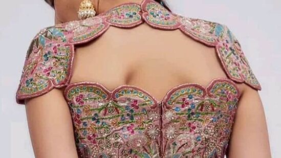 చీర ఎలాంటిదైనా సరే ఈ బ్లౌజ్ కుట్టించుకుని వేసుకున్నారంటే చూసిన వాళ్లెవరైనా వావ్ అనాల్సిందే.. లోలోపల కుళ్లుకోవాల్సిందే. అంత రిచ్‌గా, ట్రెండీగా ఉంటుంది ఈ డిజైన్.