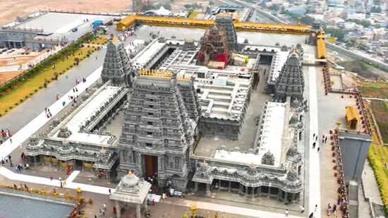 ఇక్కడ స్వామివారి పుష్కరిణికి కూడా ఓ ప్రత్యేకత ఉంది. దీనినే "విష్ణుకుండం" అని పిలుస్తుంటారు. యాదగిరి నరసింహస్వామి పాదాల వద్ద నుంచి నిరంతరం పెల్లుబుకుతూ వచ్చే నీరు ఈ పుష్కరిణిలో చేరుతుంటుంది. అందుకే ఈ పవిత్ర జలాలలో ముందుగా స్నానమాచరించిన తరువాతే స్వామివారి దర్శనానికి భక్తులు వెళ్తుంటారు.