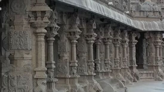 యాదగిరిగుట్ట క్షేత్ర పాలకుడిగా ఆంజనేయస్వామి పూజలందుకుంటున్నాడు. ఈ ఆలయాన్ని తెలంగాణ ప్రభుత్వం ఎంతో ప్రతిష్టాత్మకంగా పునర్నిర్మించింది. ఈ ఆలయ నిర్మాణం చాలా ప్రత్యేకంగా ఉంటుంది. ఇక్కడ కృష్ణశిలను ఎక్కువగా ఉపయోగించారు. ఆలయ గోపురాలు, మండపాలు ఎంతో ఆకర్షణీయంగా ఉంటాయి.