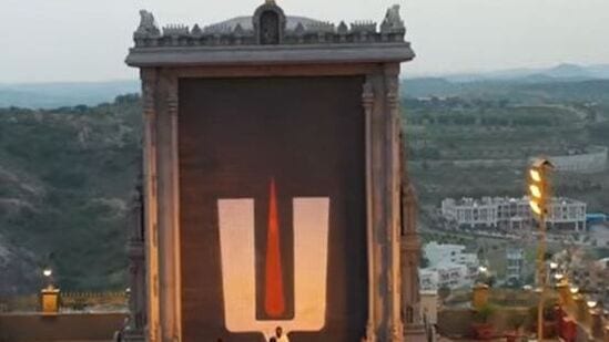 యాదగిరిగుట్టలో బ్రహ్మోత్సవాలు, ఇతర పండుగలు ఎంతో వైభవంగా జరుగుతాయి. ఈ ఉత్సవాలకు లక్షలాది మంది భక్తులు హాజరవుతారు. కేవలం తెలంగాణ రాష్ట్రం నుంచే కాకుండా.. ఏపీ, కర్ణాటక, మహారాష్ట్ర, తమిళనాడు రాష్ట్రాల నుంచి భక్తులు ఎక్కువగా వస్తారు. హైదరాబాద్ నుంచి చాలా సులభంగా ఇక్కడికి చేరుకోవచ్చు. రోడ్డు, రైలు మార్గాల ద్వారా ఎక్కువమంది భక్తులు ఇక్కడికి వస్తారు