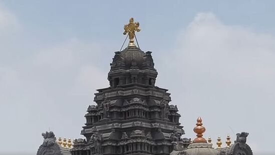 హాద ఋషి తపస్సుతో.. స్వామివారు ప్రత్యక్షమై వరం కోరుకోమన్నారు. అప్పుడు హాదర్షి.. స్వామివారు ఎల్లప్పుడూ ఇక్కడే కొలువై ఉండాలని కోరాడు. అలా స్వామివారు యాదగిరిగుట్టలో కొలువై ఉంటానని హాదర్షికి వరం ఇచ్చారు. యాదవుడు అనే ముని ఇక్కడ తపస్సు చేయడం వల్ల.. ఈ ప్రదేశానికి యాదగిరి అనే పేరు వచ్చిందని కూడా అంటారు.