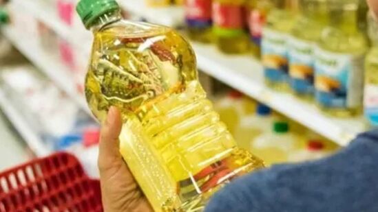 హానికరమైన రిఫైండ్ ఆయిల్స్‌ స్థానంలో గానుగ నూనెల వినియోగాన్ని సిఫార్సు చేస్తున్నారు. అయితే వీటిలో మలినాలు అధికంగా ఉండకుండా చూసుకోవాలి. &nbsp;వంటలకు నువ్వుల నూనె, కొబ్బరి నూనెలు సురక్షితంగా ఉంటాయి. దీర్ఘకాలిక వ్యాధులకు గురి కాకుండా ఉండాలంటేూ వంటల్లో &nbsp;ఒమెగా 3, 6,9 &nbsp;ఫ్యాటీ యాసిడ్స్‌ అధికంగా ఉండే &nbsp;నూనెల వినియోగం మేలు చేస్తుంది.&nbsp;