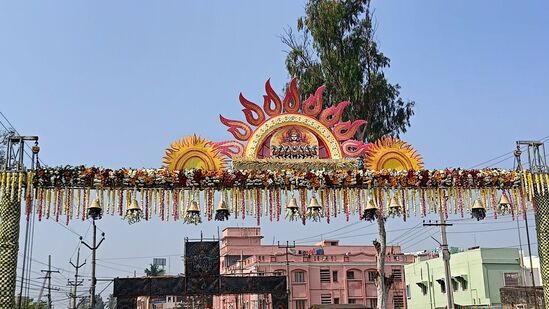 శ్రీకాకుళం జిల్లా అరసవల్లి సూర్యనారాయణ స్వామి ఆలయంలో రథసప్తమి ఉత్సవాలు అంగరంగ వైభవంగా నిర్వహిస్తున్నారు. ఫిబ్రవరి 2 ప్రారంభమైన ఉత్సవాలు మూడ్రోజుల పాటు జరగనున్నాయి. తొలిరోజు ఆదివారం రథసప్తమి ఉత్సవాల శోభయాత్ర ఎంతో వైభవంగా సాగింది. <p>శ్రీకాకుళం జిల్లా అరసవల్లి సూర్యనారాయణ స్వామి ఆలయంలో రథసప్తమి ఉత్సవాలు అంగరంగ వైభవంగా నిర్వహిస్తున్నారు. ఫిబ్రవరి 2 ప్రారంభమైన ఉత్సవాలు మూడ్రోజుల పాటు జరగనున్నాయి. తొలిరోజు ఆదివారం రథసప్తమి ఉత్సవాల శోభయాత్ర ఎంతో వైభవంగా సాగింది. </p>