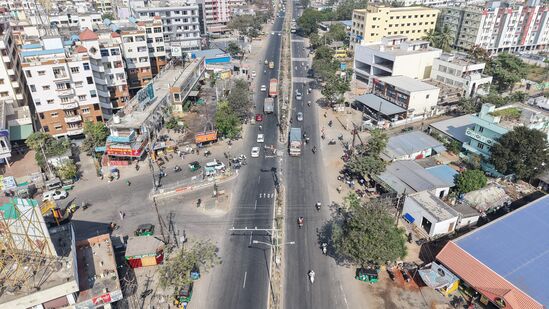 విజయవాడ నగరంలో ట్రాఫిక్ సమస్యను గుర్తించేందుకు పోలీసులు డ్రోన్లను ఉపయోగిస్తున్నారు. ట్రాఫిక్ ఎక్కువగా ఉన్న ప్రాంతాలను గుర్తించి ట్రాఫిక్ జామ్ అవ్వకుండా చర్యలు చేపడుతున్నారు.&nbsp;
