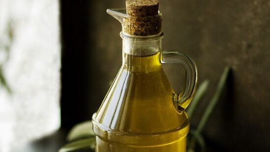 వంట నూనెల్లో ఆలివ్ ఆయిల్ అత్యంత సురక్షితమైనదిగా పరిగణిస్తారు. &nbsp;ఫ్యాటీ యాసిడ్స్ తగు పాళ్లలో ఉండటం వల్ల ఆరోగ్యానికి మేలు కలుగుతుంది.