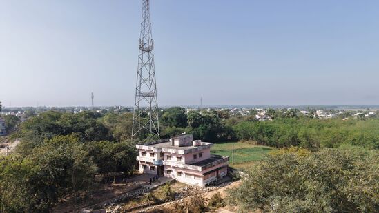 ఎన్.టి.ఆర్ జిల్లా పోలీసులు ఆధునిక సాంకేతికతను ఉపయోగించి నేరాలను కట్టడి చేయాలనే ఉద్దేశంతో కమిషనరేట్ వ్యాప్తంగా డ్రోన్లను ఉపయోగిస్తున్నారు. &nbsp;అసాంఘిక కార్యకలాపాల కట్టిడితో పాటు ట్రాఫిక్ క్రమబద్దీకరించడానికి అధికారులు డ్రోన్స్ సహాయంతో పర్యవేక్షిస్తున్నారు. &nbsp;