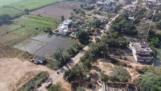 విశాఖ మన్యంలో గంజాయి సాగును గుర్తించి, నిర్మూలించేందుకు పోలీసులు డ్రోన్లను ఉపయోగిస్తున్నారు. డ్రోన్ కెమెరాలతో నిఘా పెట్టి గంజాయి సాగును అడ్డుకుంటున్నారు. తాజాగా విజయవాడ సిటీ పోలీసులు డ్రోన్ కెమెరాలతో నేరాలకు అడ్డుకట్ట వేస్తున్నారు. &nbsp;