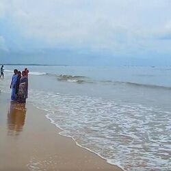 <p>కాకినాడ తీరం అందాలను ఆస్వాదించడానికి చాలామంది పర్యాటకులు వస్తుంటారు. కేవలం ఏపీ నుంచే కాదు.. తెలంగాణ నుంచి కూడా ఎక్కువ మంది వస్తారు. ముఖ్యంగా అక్టోబర్ నుంచి మార్చి వరకు టూరిస్టుల తాకిడి ఎక్కువగా ఉంటుంది. అయితే.. రద్దీకి తగ్గట్టు సౌకర్యాలు లేకపోవడంతో పర్యాటకులు ఇబ్బందులు పడుతున్నారు.</p>