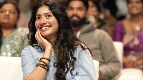 తండేల్‌లో బుజ్జిత‌ల్లి క్యారెక్ట‌ర్ కోసం సాయిప‌ల్ల‌వి ఐదు కోట్ల రెమ్యున‌రేష‌న్ అందుకున్న‌ట్లు తెలిసింది. సాయిప‌ల్ల‌వి కంటే మూడింత‌లు ఎక్కువే నాగ‌చైత‌న్య‌కు రెమ్యున‌రేష‌న్ ద‌క్కిన‌ట్లు వార్త‌లు వినిపిస్తున్నాయి.