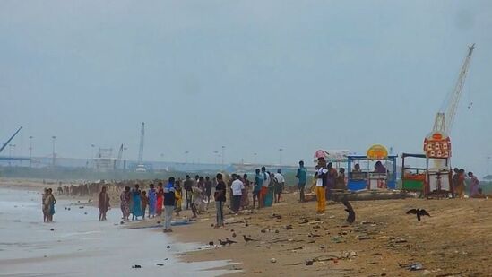 ఎన్టీఆర్ బీచ్ ఒపెన్ అయినప్పుడు బాగుందని, కానీ సరైన నిర్వహణ లేక ఇప్పుడు బాలేదని స్థానికులు చెబుతున్నారు. వివిధ రకాల కట్టడాల కోసం కేటాయించిన భూముల్లో ముళ్ల చెట్లు మొలుస్తున్నాయి. గతంలో ప్రభుత్వం తీసుకున్న ఏ నిర్ణయం ఇక్కడ అమలు కాలేదని లోకల్ వారు చెబుతున్నారు. దాదాపు ఏడేళ్లుగా ఎలాంటి పనులు జరగడం లేదని అంటున్నారు.&nbsp;