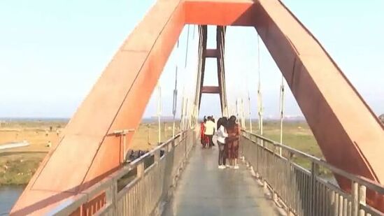 ఎన్టీఆర్ బీచ్‌కు వెళ్లేందుకు టూరిస్టులు ప్రైవేట్ వాహనాలే ఆశ్రయిస్తున్నారు. ఇక్కడికి బస్సు సౌకర్యం కల్పించాలని కోరుతున్నారు. దీని ద్వారా ట్రాఫిక్ సమస్య తగ్గడంతో పాటు.. పర్యాటకులకు అనుకూలంగా ఉంటుందని చెబుతున్నారు. గత ప్రభుత్వం బీచ్‌ల అభివృద్ధిని నిర్లక్ష్యం చేసిందని.. ఈ సర్కారైనా పట్టించుకోవాలని కాకినాడ ప్రజలు కోరుతున్నారు.&nbsp;