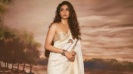ఇదిలా ఉంటే, కీర్తి సురేష్, రాధికా ఆప్టే మెయిన్ లీడ్ రోల్స్ చేస్తున్న అక్క వెబ్ సిరీస్ నెట్‌ఫ్లిక్స్‌లో ఓటీటీ స్ట్రీమింగ్ కానుంది. ఇంకా ఓటీటీ రిలీజ్ డేట్ ఫిక్స్ కానీ అక్క సిరీస్‌కు ధర్మరాజ్ శెట్టి దర్శకత్వం వహించగా.. యశ్‌రాజ్ ఫిల్మ్స్ బ్యానర్ నిర్మిస్తోంది.&nbsp;