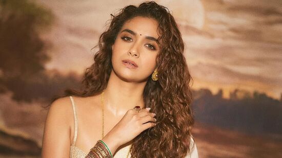 అక్క సిరీస్ టీజర్ లాంచ్ ఈవెంట్‌కు సంబంధించిన ఫొటోలను తన ఇన్‌స్టాగ్రామ్ అకౌంట్‌లో కూడా షేర్ చేసింది కీర్తి సురేష్. దీంతో కీర్తి సురేష్ గ్లామర్ పిక్స్ సోషల్ మీడియాలో వైరల్ అవుతున్నాయి.&nbsp;&nbsp;
