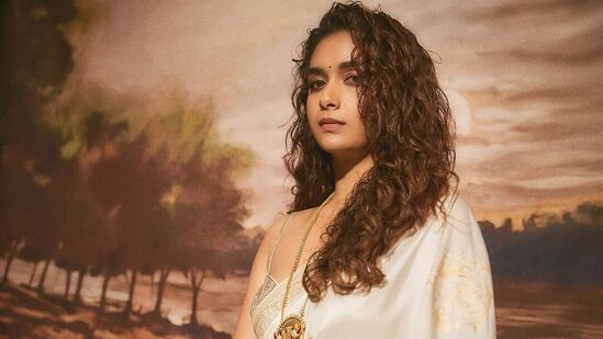 బాలీవుడ్ బోల్డ్ బ్యూటీ రాధికా ఆప్టేతో కీర్తి సురేష్ తొలిసారిగా నటించిన వెబ్ సిరీసే అక్క. ఫిబ్రవరి 3న అక్క టీజర్ రిలీజ్ చేశారు. దీనికి సంబంధించి అక్క టీజర్ లాంచ్ ఏర్పాటు చేశారు.&nbsp;&nbsp;