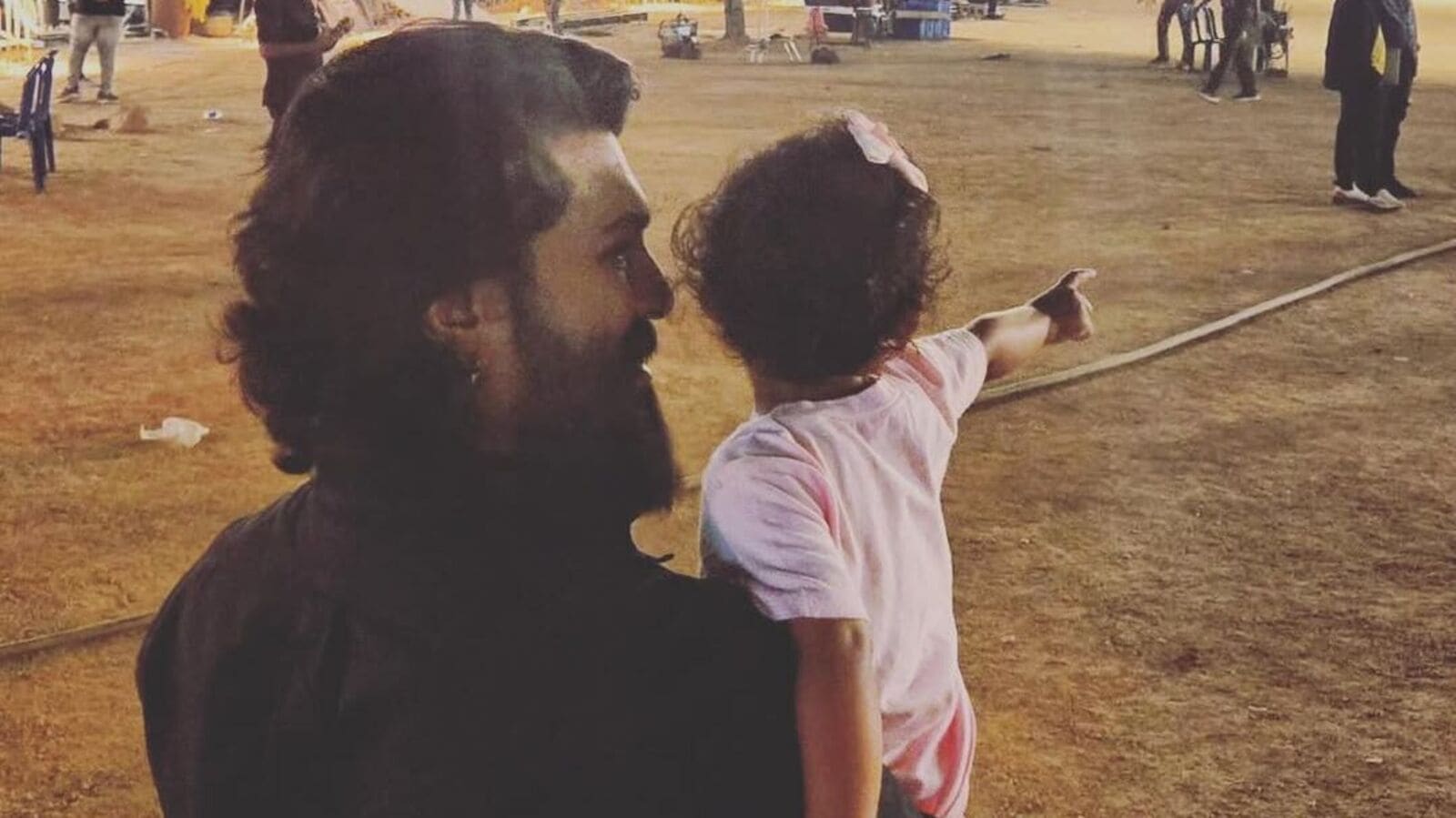 Ram Charan Guest: రామ్ చరణ్ మూవీ సెట్‌లో స్పెషల్ గెస్ట్.. ఇంతకీ ఎవరో తెలుసా.. ఉపాసన క్యూట్ కామెంట్