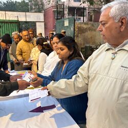 <p>ఫిబ్రవరి 5న దిల్లీ అసెంబ్లీ ఎన్నికల సందర్భంగా పోలీసులు భారీ భద్రతాను ఏర్పాటు చేశారు. ప్రజలు క్యూలైన్లలో నిల్చుని తమ ఓటు హక్కును వినియోగించుకుంటున్నారు.</p>