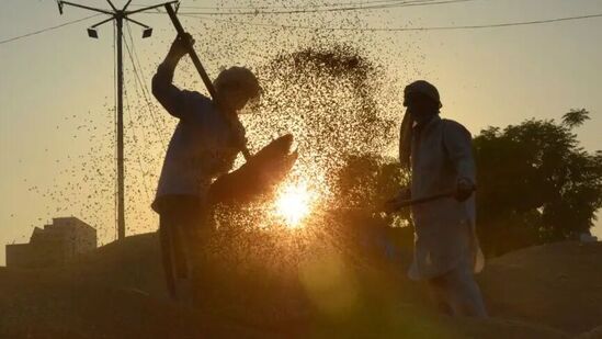 తెలుగు రాష్ట్రాల్లో భానుడి ప్రతాపం మొదలైంది. సాధారణంగా శివరాత్రి ముగిసిన తర్వాత ఉష్ణోగ్రతల్లో మార్పులు వస్తాయి. ఈ ఏడాది ముందే అధిక ఉష్ణోగ్రతలు మొదలయ్యాయి. దీంతో మున్ముందు ఎలా ఉంటుందోనని జనం ఆందోళన చెందుతున్నారు. తెలుగు రాష్ట్రాల్లో భానుడి ప్రతాపం మొదలైంది. సాధారణంగా శివరాత్రి ముగిసిన తర్వాత ఉష్ణోగ్రతల్లో మార్పులు వస్తాయి. ఈ ఏడాది ముందే అధిక ఉష్ణోగ్రతలు మొదలయ్యాయి. దీంతో మున్ముందు ఎలా ఉంటుందోనని జనం ఆందోళన చెందుతున్నారు. 