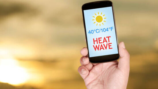 ఏపీ తెలంగాణల్లో పగటి ఉష్ణోగ్రతలు క్రమంగా 40 డిగ్రీలకు చేరువ అవుతున్నాయి. దీంతో ప్రజలు ఉక్కపోత, ఎండ వేడితో అల్లాడిపోతున్నారు. ఏపీ తెలంగాణల్లో పగటి ఉష్ణోగ్రతలు క్రమంగా 40 డిగ్రీలకు చేరువ అవుతున్నాయి. దీంతో ప్రజలు ఉక్కపోత, ఎండ వేడితో అల్లాడిపోతున్నారు. 