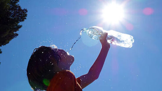 తెలంగాణలో రానున్న మూడ్రోజులు ఉష్ణోగ్రతలు సాధారణం కంటే మూడు డిగ్రీలు అధికంగా నమోదవుతాయని హైదరాబాద్ వాతావరణ కేంద్రం హెచ్చరించింది. తెలంగాణలో రానున్న మూడ్రోజులు ఉష్ణోగ్రతలు సాధారణం కంటే మూడు డిగ్రీలు అధికంగా నమోదవుతాయని హైదరాబాద్ వాతావరణ కేంద్రం హెచ్చరించింది. 