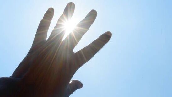 మంగళవారం తుని, నరసాపురం, కాకి నాడ, మచిలీపట్నం, నంది గామ, బాపట్ల, కావలి, కర్నూలు తదితర ప్రాంతాల్లో గరిష్ఠ ఉష్ణోగ్ర తలు 3 నుంచి 6 డిగ్రీలు పెరిగాయి. ఫలితంగా ఉక్కపోతతో ప్రజలు తీవ్ర ఇబ్బందులు పడ్డారు. రాబోయే రెండు రోజుల్లో కోస్తా జిల్లాల్లో 2 నుంచి 4 డిగ్రీలు, రాయలసీమలో 2 నుంచి 3 డిగ్రీలు పెరగొచ్చని ఐఎండీ ప్రకటించింది. మంగళవారం తుని, నరసాపురం, కాకి నాడ, మచిలీపట్నం, నంది గామ, బాపట్ల, కావలి, కర్నూలు తదితర ప్రాంతాల్లో గరిష్ఠ ఉష్ణోగ్ర తలు 3 నుంచి 6 డిగ్రీలు పెరిగాయి. ఫలితంగా ఉక్కపోతతో ప్రజలు తీవ్ర ఇబ్బందులు పడ్డారు. రాబోయే రెండు రోజుల్లో కోస్తా జిల్లాల్లో 2 నుంచి 4 డిగ్రీలు, రాయలసీమలో 2 నుంచి 3 డిగ్రీలు పెరగొచ్చని ఐఎండీ ప్రకటించింది.