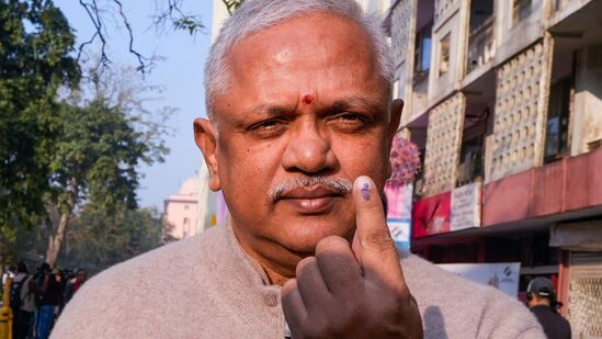 దిల్లీ అసెంబ్లీ ఎన్నికల్లో ప్రముఖులు ఓటు వేశారు. ఓటు వేసిన తర్వాత బీజేపీ జాతీయ ప్రధాన కార్యదర్శి బీఎల్ సంతోష్ తన సిరా వేలిని చూపించారు.