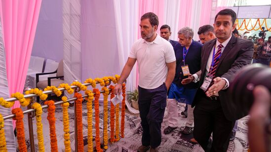 కాంగ్రెస్ నేత, లోక్‌సభ ప్రతిపక్ష నేత రాహుల్ గాంధీ, ఆ పార్టీ అభ్యర్థి సందీప్ దీక్షిత్ బుధవారం తమ ఓటు హక్కును వినియోగించుకున్నారు.